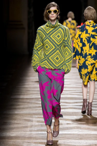Look 10
